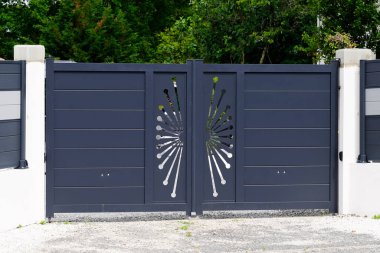 Portal koyu gri çelik tasarım ön cephe metal kapı ev banliyösü sokak giriş kapısı gri