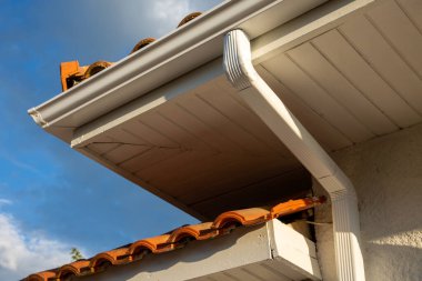 Beyaz kaplamalı ev köşesi ve çelik oluklu çatı Metal Yağmur Sistemleri ve borular kurulumu