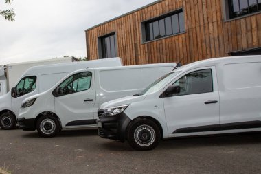 Modelleme beyaz servis minibüsü paneli küçük kamyonlar fabrika depo dağıtım önünde park
