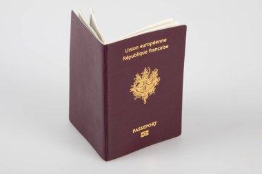 Fransız biyometrik pasaportunu beyaz arkaplanda yakın plan aç