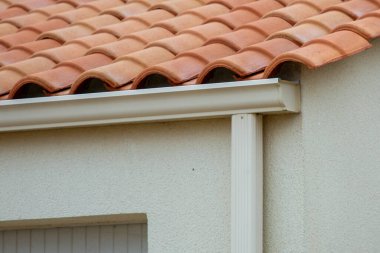 Beyaz oluk bekçisi Metal Rainwater Sistemleri fasya damlaları tek bir aile mahallesinde