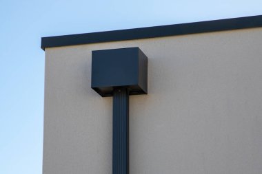 Ev köşesi düz yağmur suyu başlığı çelik oluğu yağmur alüminyum sistem kare drenaj boruları kurulumu
