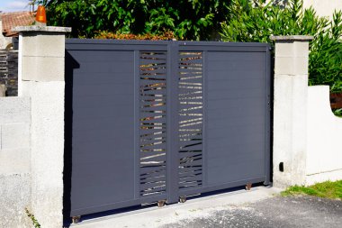 Modern gri yüksek sürgülü kapı alüminyum kapı dış kapı banliyödeki eve giriş için gri kapı