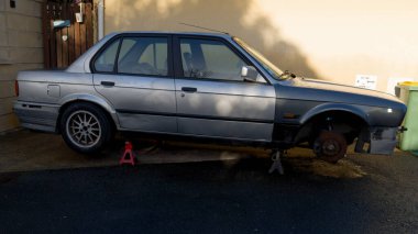 Bordeaux, Fransa - 12: 25 2023: BMW serie 3 genç araba tamir ediliyor ve tamir ediliyor