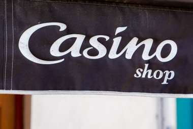 Bordeaux, Fransa - 01 06 2024: Casino mağazası süpermarket logosu ve Fransız perakendecisinin duvar girişindeki ön cephe girişi