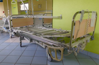 Bordeaux, Fransa - 01 08 2024: Koridordaki tıbbi servis sedyesi yeni hasta kabul etmeye hazır