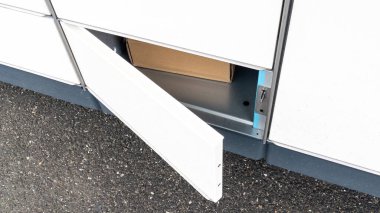 Paket posta self servis otomatik terminali olan Paket Dolabı Kutusunu Aç