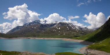 Mont-Cenis gölü kitlesi, İtalya yakınlarındaki Fransız Alpleri 'nde Val-Cenis komünü 1,974 metre yükseklikte.