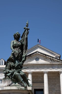 Pau Adalet Sarayı ve Marian heykeli binanın ön cephesinin önünde.