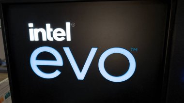 Bordeaux, Fransa - 01 14 2024: intel evo i7 Cpu akıllı telefon logosu işareti ve marka metin harfleri