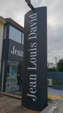 Bordeaux, Fransa - 01 14 2024: Jean Louis David metin ve marka logosu ön cephesi Fransa kuaför salonu Fransız berber dükkanı