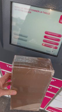 Bordeaux, Fransa - 01 14 2024: Mondial röle ekran ve el adam paketleri modern teslimat paket otomatik almak