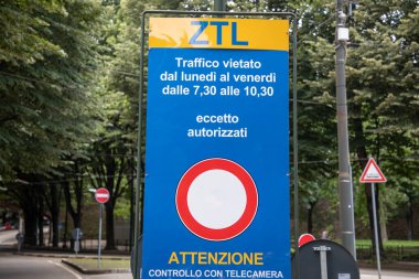 Milan, İtalya - 01 25 2024: ZTL Zona trafik trafiği sınırlaması yani araç erişimi sınırlı trafik işareti alanı