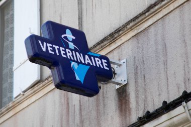 Bordeaux, Fransa - 01 31 31 2024: Veterinerlik Fransızca metin markası ve hayvan doktorları için logo imzası