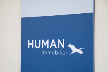 Bordeaux, Fransa - 01 29 2024: İnsan hareketsiz hale getirici işareti mavi logo ve ön cephe marka metin emlak mağazası broker ofis Fransa 'da mağaza girişi
