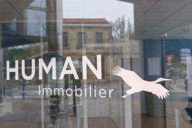 Bordeaux, Fransa - 02 05 2024: Fransız emlak markası broker ofis acentesi ön cephesinde insan hareketsiz hale getirici tabela zinciri ve kuş metin logosu mavi