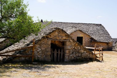Aveyron Hures la Parade France 'da Fransız usulü eski ev çiftliği.
