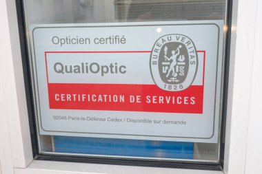 Bordeaux, Fransa - 02 05 2024: Nitelikli veritas logosu ve uluslararası sertifikasyon ajansı onaylı tıbbi gözlükçünün metin imzası