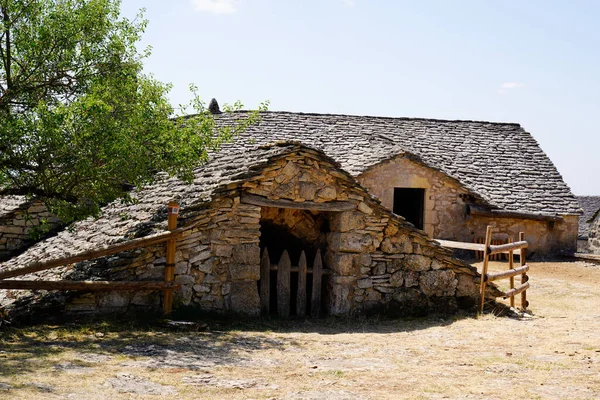 Aveyron Hures la Parade France 'da Fransız usulü eski ev çiftliği.