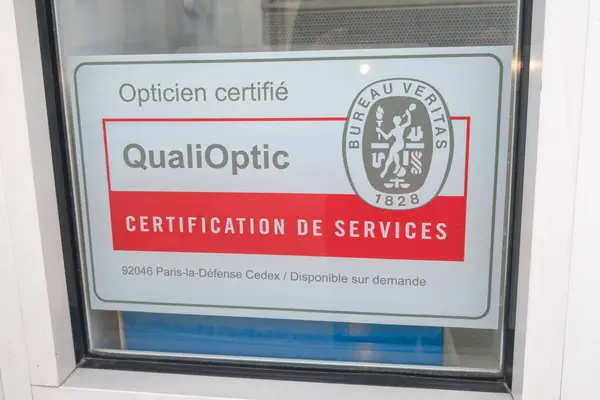 Bordeaux, Fransa - 02 05 2024: Nitelikli veritas logosu ve uluslararası sertifikasyon ajansı onaylı tıbbi gözlükçünün metin imzası