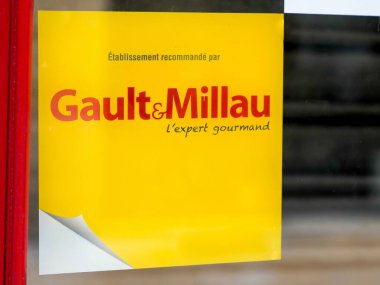 Bordeaux, Fransa - 02 07 2024: Gault & Millau logo markası ve ünlü Fransız restoran eleştirmenleri kitaplarının metin imzası