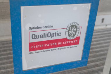 Bordeaux, Fransa - 02 05 2024: Nitelikli tıbbi veritas optik etiket quali optik logo markası ve uluslararası sertifikalı gözlükçünün metin imzası