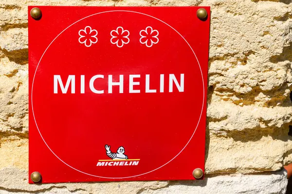 ボルドー フランス 2024 ミシュラン3つ星レストランのロゴサインと良い食べ物と良い場所のために出版されたガイドブックのテキストブランド ロイヤリティフリーのストック画像