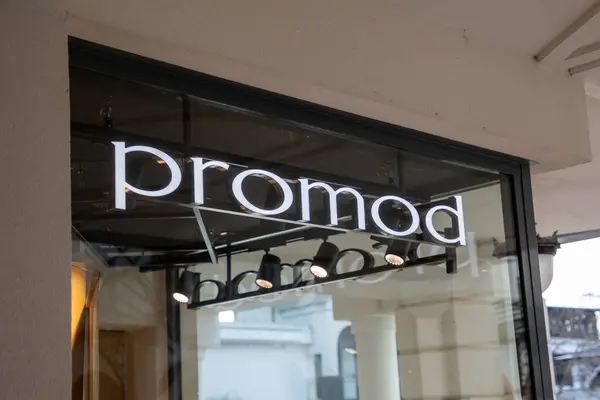 Arcachon Fransa 2024 Promod Logo Metni Marka Giyim Mağazası Yüzü Stok Fotoğraf
