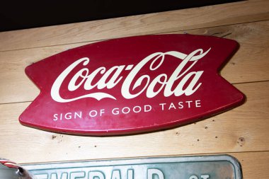 Bordeaux, Fransa - 02 12 2024: Coca Cola vintage logo markası ve The Coca-Cola Company tarafından üretilen iyi tat karbonatlı alkolsüz içeceğin metin işareti