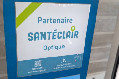 Bordeaux, Fransa - 02 07 07 2024: Santeclair partenaire optik sağlık hizmetleri ağı logosu, gözlük için Fransız Optisyen dükkanının ön cephesindeki giriş binasında metin ve marka tabelası