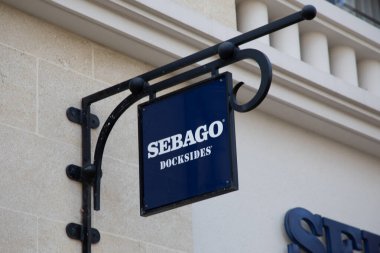 Bordeaux, Fransa - 02 12 2024: Sebago liman kenarı logosu ve Amerikan Michigan şirketinin marka markası lüks tekne ve güverte ayakkabı mağazası