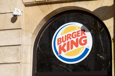Bordeaux, Fransa - 02 19 2024: Burger King restoranının ünlü fast food restoran zinciri giriş bayiliği önünde metin ve logo cephesi