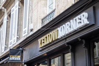 Bordeaux, Fransa - 02 19 2024: Sarı Korner logosu tabela butiği ve resim çerçevesi sınırlı sayıda basım sanat fotoğrafçılığı mağazasının girişi için YellowKorner ön cephe mağazası