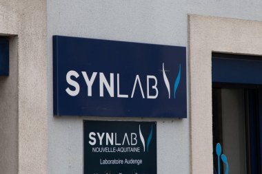 Bordeaux, Fransa - 02 29 2024: Synlab logo markası ve metin işareti duvar giriş cephesi zinciri Fransız Tıbbi Biyoloji Laboratuvarı