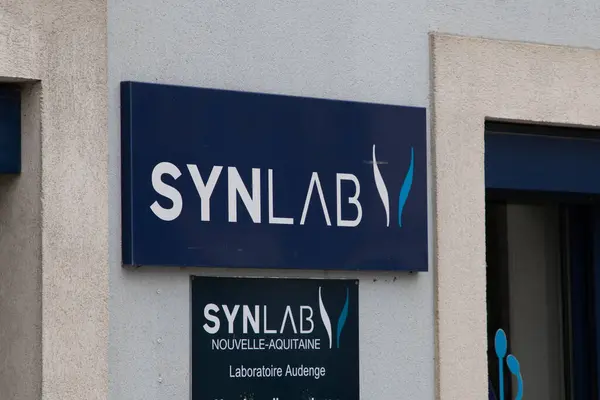 Бордо Франция 2024 Бренд Логотипа Synlab Текстовый Знак Стены Фасада Стоковая Картинка