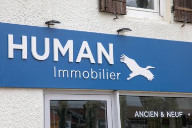 Bordeaux, Fransa - 02 29 2024: Fransız emlak mağazası komisyonculuk şirketinin marka ve kuş logosu