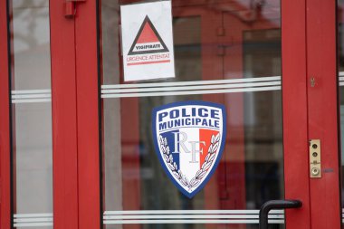 Bordeaux, Fransa - 02: 29: 2024 Polis Belediyesi Polisi ve canlı korsan logosu Fransa 'nın Fransız ülkesindeki yerel polis etiketinde metin ve imza markası