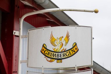 Bordeaux, Fransa - 02: 29: 2024: Grimbergen Belçika manastırı biraları giriş duvarı bar markalı pub 'da metin ve logo imzaladı