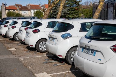 Bordeaux, Fransa - 03 02 2024: Renault Zoe araba logosu ve sokak ortasında park halindeki elektrik şalteri.