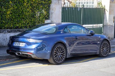 Bordeaux, Fransa - 03 02 2024: Alpine Renault marka levhası ve Fransız modern otomobil sporları üzerine yeni logo metni