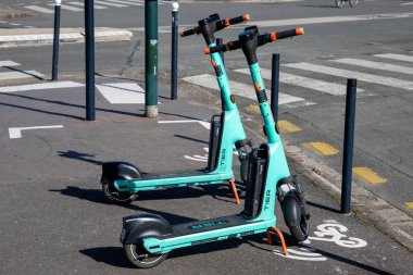 Bordeaux, Fransa - 03 02 2024 Kademe Değiş tokuş: İstasyonsuz kamu kiralık parkında ortak self servis elektrikli scooter