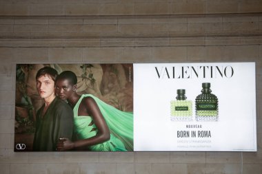 Bordeaux, Fransa - 03 02 02 2024: Valentino logo markası ve reklamcılık parfümündeki İtalyan lüks moda zinciri mağazasının metnini imzala