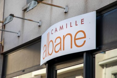 Bordeaux, Fransa - 03: 12: 2024: Camille Albane marka logo dükkanı ve ön cephedeki butik kadın kuaför salonu Fransız