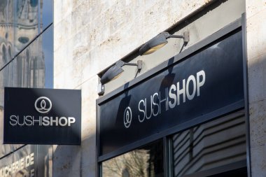 Bordeaux, Fransa - 03 08 2024: suşi dükkanı metni ve logosu restoran Japon gıda kavramı sushi-hop 'un önünde.