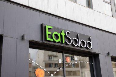 Bordeaux, Fransa - 03 12 2024: Salata logosu ye ve fast food restoranının ön girişine imza at