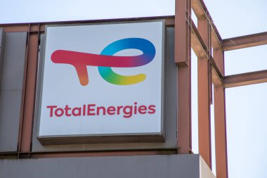 Bordeaux, Fransa - 03 12 2024: Totalenergies marka metin şirketi logosu Toplam Enerji Benzin İstasyonu mağazası imzası