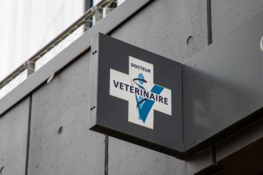 Bordeaux, Fransa - 03 12 2024: Veterinerlik doktorluğu Fransızca metin ve hayvan doktorluğu için logo imzası klinik tıbbi yapı ön cephesinde sıhhiye veterinerliği