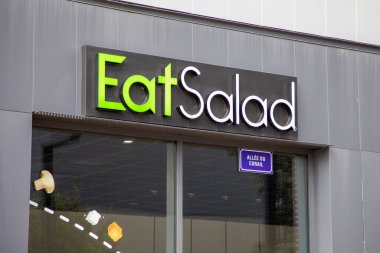 Bordeaux, Fransa - 03 12 2024: Salata logosu ye ve ön giriş metni imzala.