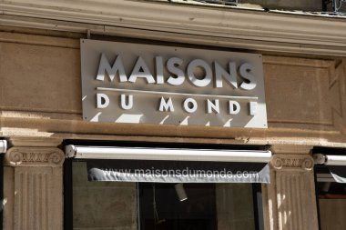 Bordeaux, Fransa - 03 12 2024: maisons du monde logo markası ve dükkan Fransız ev dekorasyon zincirinin önündeki metin işareti