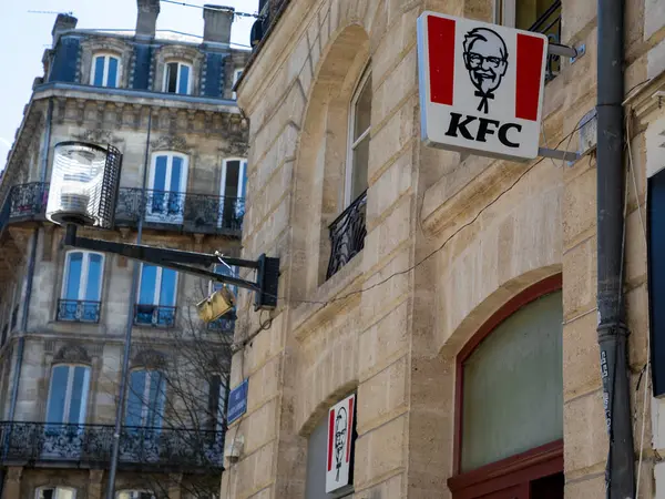 Bordeaux, Fransa - 03 12 2024: Kentucky Fried Chicken Restoran fast food zincirinin logosu ve marka metni